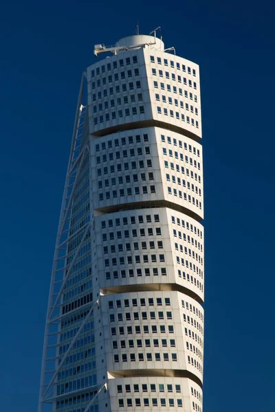 Vertical shot of the Ankarparken skyscraper with a blue sky in the background — 스톡 사진