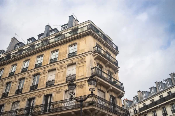 フランスのパリの曇り空の下でバルコニー付きの建物の低角度ビュー — ストック写真