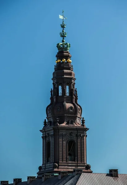 Verticale opname van de Christiansborg Palace toren in Denemarken — Stockfoto