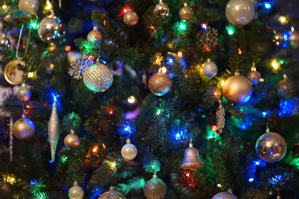 Uma Árvore Natal Decorada Com Luzes Brinquedos Contra Fundo Embaçado — Fotografia de Stock