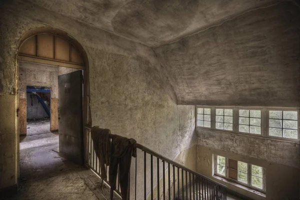 Das Obergeschoss Eines Alten Verlassenen Gebäudes Mit Rostigen Wänden — Stockfoto