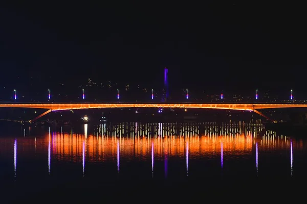 Riflessione del ponte Gazelle nel fiume Sava, Belgrado, Serbia — Foto Stock