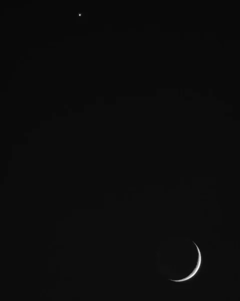 Uma Lua Crescente Céu Durante Noite Uma Boa Imagem Para — Fotografia de Stock