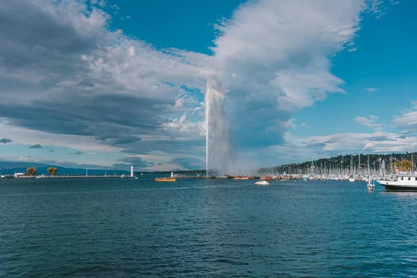 Der Genfer Brunnen Genf Schweiz Unter Dem Schönen Wolkenverhangenen Himmel — Stockfoto