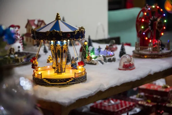 Muitos Enfeites Decoração Natal Brinquedos Uma Superfície Branca Conceito Natal — Fotografia de Stock