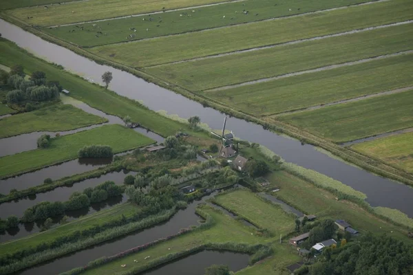 Vysoký Úhel Záběru Potoka Uprostřed Travnatých Polí Holandského Polderu — Stock fotografie