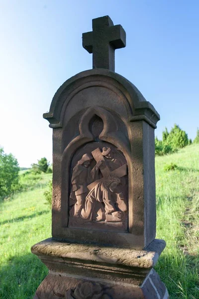 Paisaje de un hito histórico en medio de un campo en la región de Eifel, Alemania —  Fotos de Stock