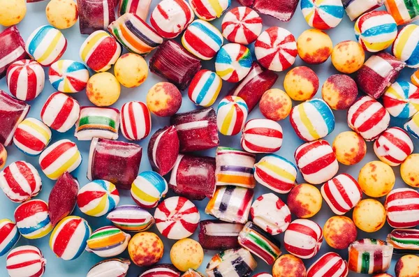 Tiro de ángulo alto de muchos caramelos de colores - perfecto para un fondo fresco — Foto de Stock