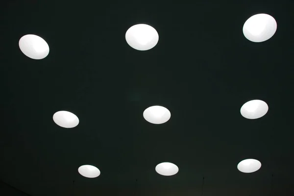 天花板上低角的圆形灯光镜头 — 图库照片