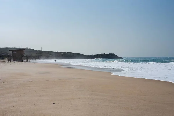 Uma Praia Com Edifício Madeira Sobre Ela Cercada Pelo Mar — Fotografia de Stock
