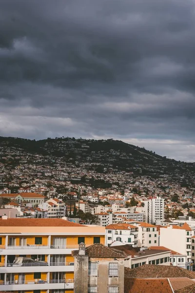 Κάθετη λήψη κτιρίων στο βουνό κάτω από συννεφιασμένο ουρανό στο Funchal, Madeira, Πορτογαλία. — Φωτογραφία Αρχείου
