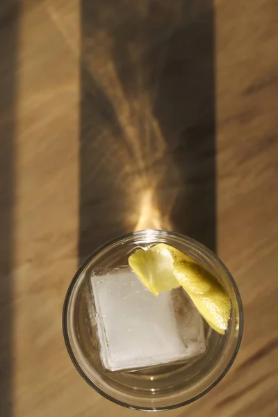 Tiro Vertical Tiro Tequila Com Fatias Limão Gelo — Fotografia de Stock