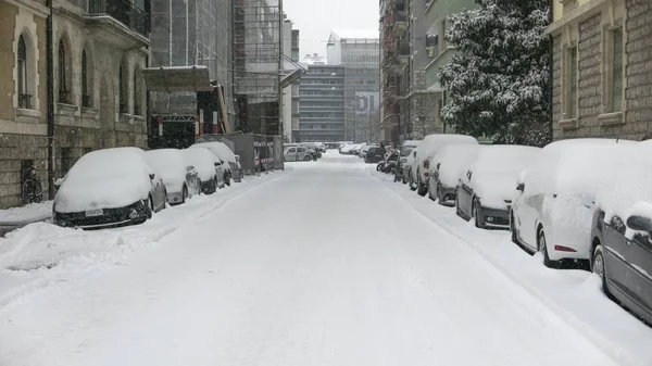 瑞士日内瓦 2018年3月1日 街道和积雪覆盖的汽车 — 图库照片