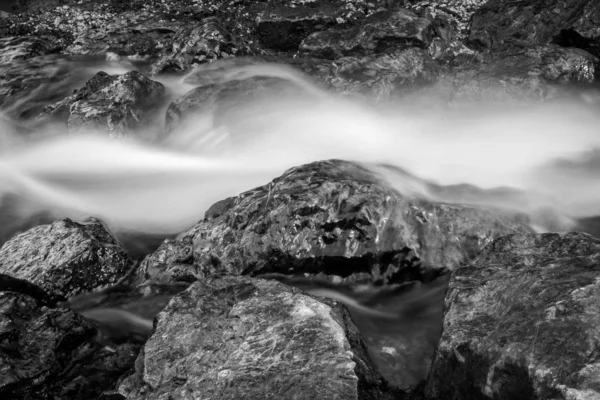 Greyscale de uma pequena cachoeira no parque Maksimir em Zagreb, Croácia — Fotografia de Stock