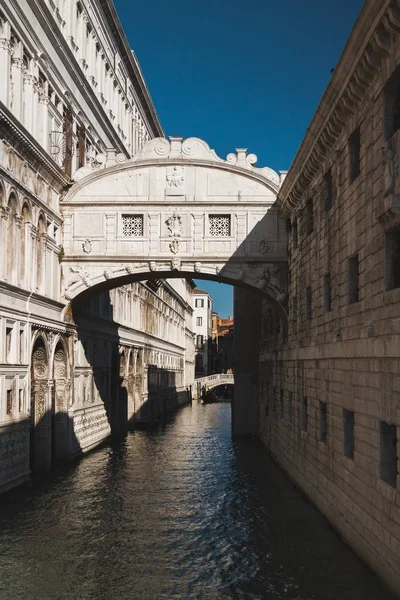 Вертикальный снимок моста вздохов в Италии — стоковое фото