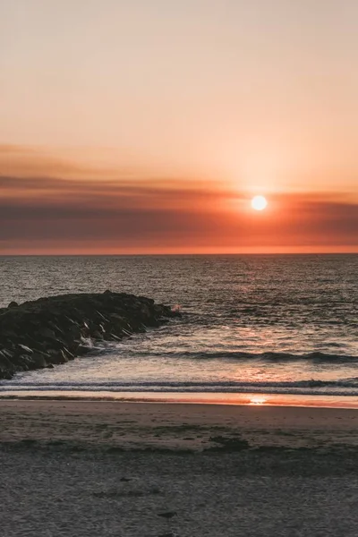 Foto vertical del mar con un hermoso cielo en segundo plano. —  Fotos de Stock