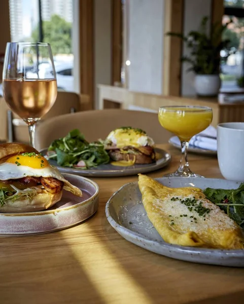 Plano Vertical Una Mesa Llena Deliciosos Platos Listos Para Brunch — Foto de Stock