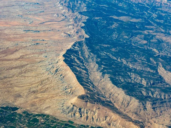 沙岭沙漠山脊的一条坚实的垂直线 一边是沙子 另一边是绿色 — 图库照片