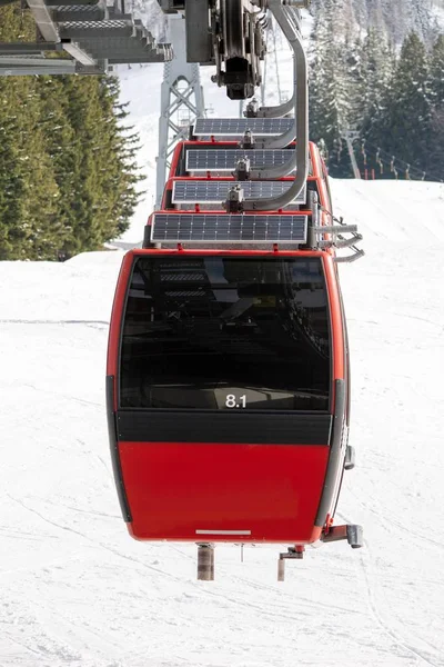 Winterlandschaft einer Seilbahn umgeben von den schneebedeckten Bergen — Stockfoto