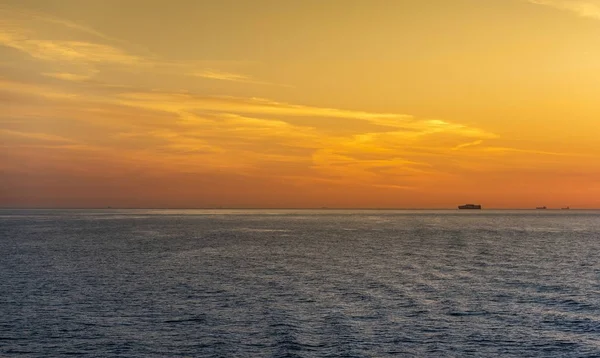 Paysage à couper le souffle du coucher de soleil dans la Manche — Photo