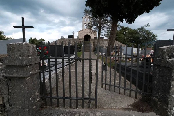 Dramático cemitério mal-humorado antes da tempestade, na Europa, croácia — Fotografia de Stock