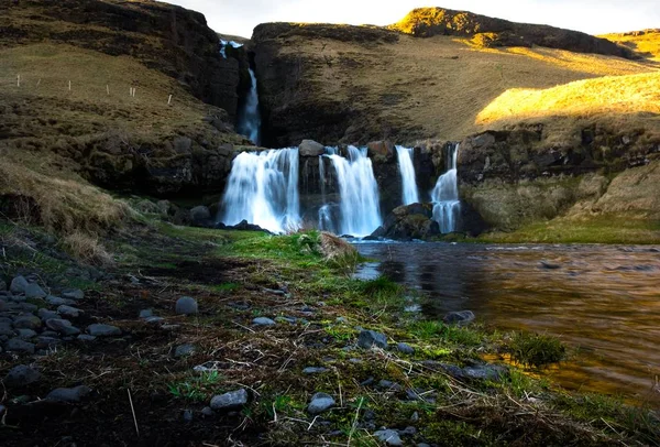 Una Piccola Cascata Vicino Fiume Montagna — Foto Stock