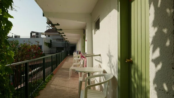 Balcone Condominio Con Porte Verdi Sedie Bianche — Foto Stock