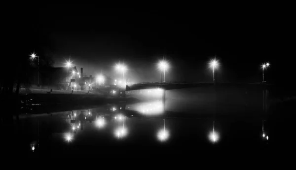 Kroonuaia Brücke Einer Nebligen Nacht Tartu Estland — Stockfoto