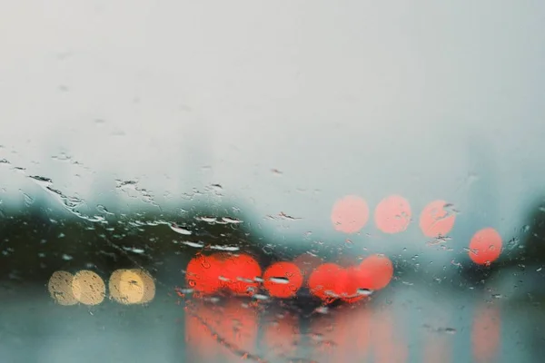 Una Ventana Con Gotas Agua Ella Con Luces Colores Fondo — Foto de Stock