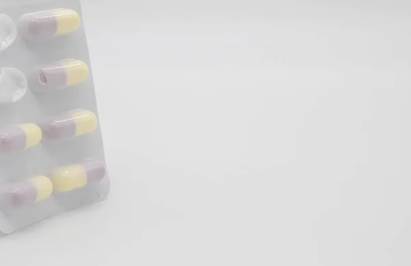 英国グロスター 2020年1月6日 白地に分離されたカプセル 錠剤の多様性 — ストック写真