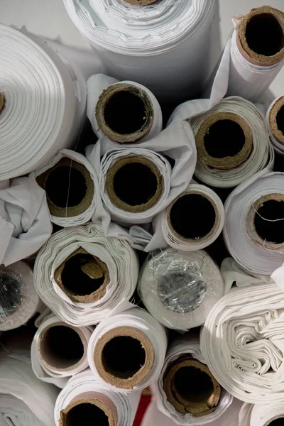 Dużo Białych Rolek Tekstylnych Studiu Krawieckim — Zdjęcie stockowe