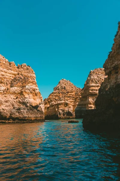 Plano Vertical Acantilados Rocosos Reflejándose Mar Día Soleado — Foto de Stock