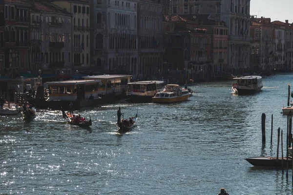 Beau Plan Bateaux Sur Canal Milieu Des Bâtiments Venise Italie — Photo