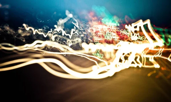 Zeitraffer-Aufnahme von Autolichtern, die mit verschwommenem Hintergrund fahren — Stockfoto