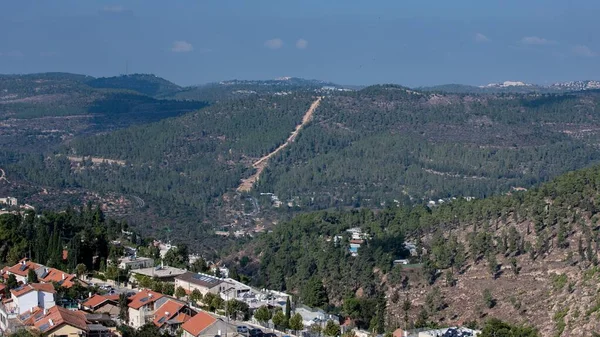 Eine Von Wäldern Bedeckte Hügellandschaft Umgeben Von Gebäuden Unter Blauem — Stockfoto