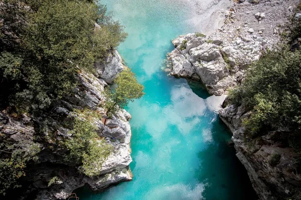 Аэросъемка национального парка долины Вальбона с отражающими водами в Албании — стоковое фото