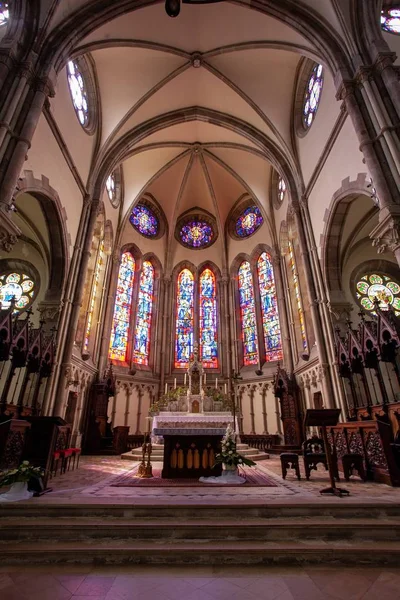 Low angle shot van een historisch kerkinterieur in Phalsbourg, Frankrijk — Stockfoto