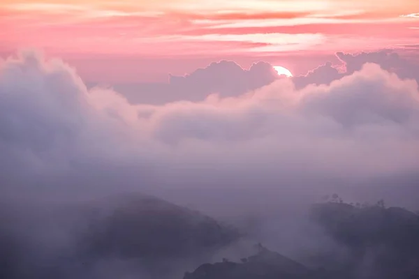 Paisaje Colinas Cubiertas Nubes Niebla Durante Una Hermosa Puesta Sol — Foto de Stock