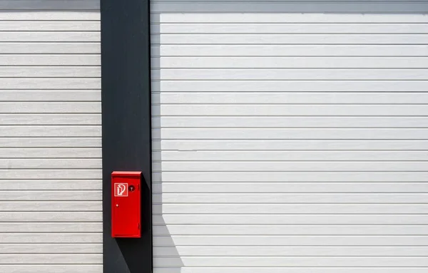 Die Schwarz Weiße Fassade Eines Modernen Gebäudes Mit Einem Roten — Stockfoto