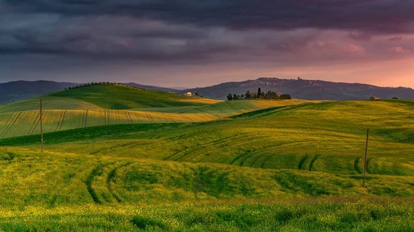 Beautiful Scenery Field Surrounded Hills Countryside — Stock Photo, Image