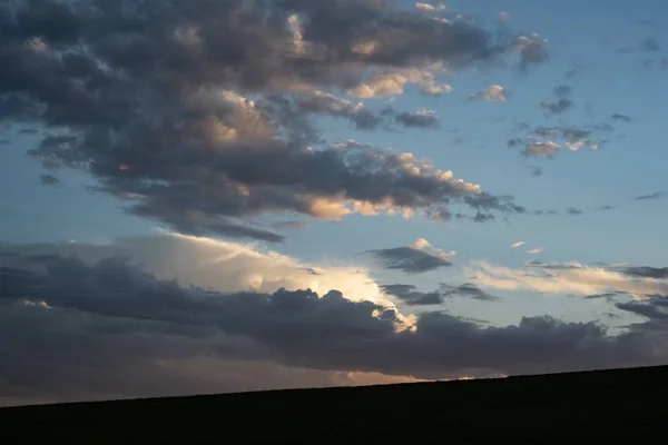 Bellissimo scenario di nuvole colorate nel cielo durante il tramonto - ottimo per uno sfondo fresco — Foto Stock