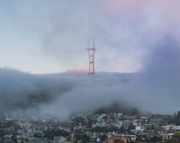 遠くに塔のある雲の下の建物の美しいショット — ストック写真