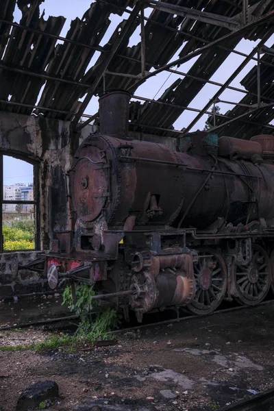 Foto vertical de una vieja locomotora en un antiguo astillero de trenes capturado en el Líbano. — Foto de Stock