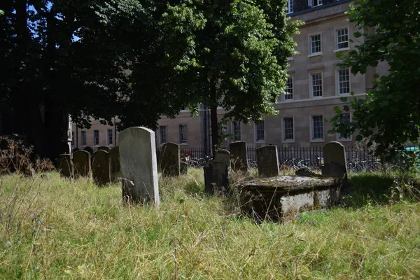 Mały opuszczony cmentarz w Oxford, Wielka Brytania — Zdjęcie stockowe