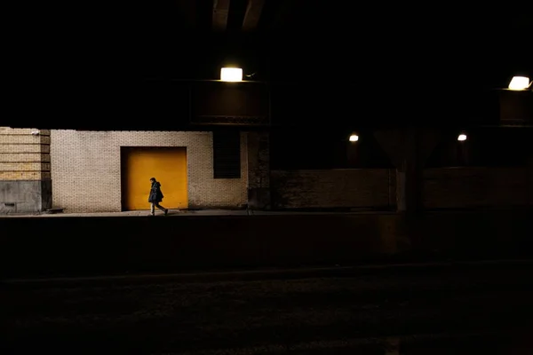 Una Persona Que Camina Cerca Edificios Distancia Nocturna — Foto de Stock