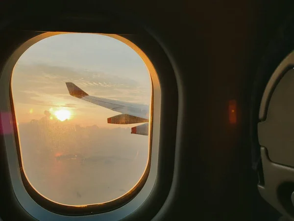 Θέα Του Ηλιοβασιλέματος Από Ένα Παράθυρο Του Αεροπλάνου — Φωτογραφία Αρχείου