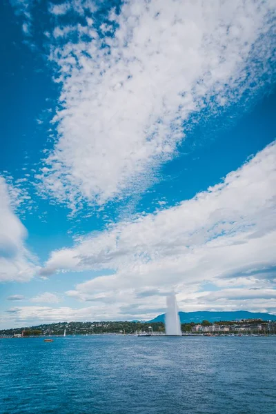 Genève Vatten Fontänen Genève Schweiz Den Vackra Molniga Himlen — Stockfoto