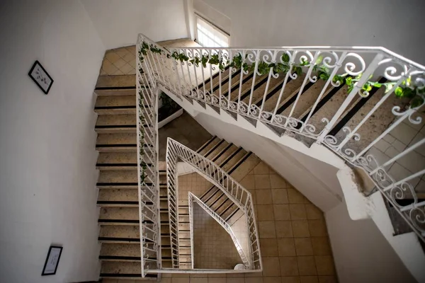 Une Vue Angle Élevé Escalier Blanc Avec Des Fenêtres Sous — Photo