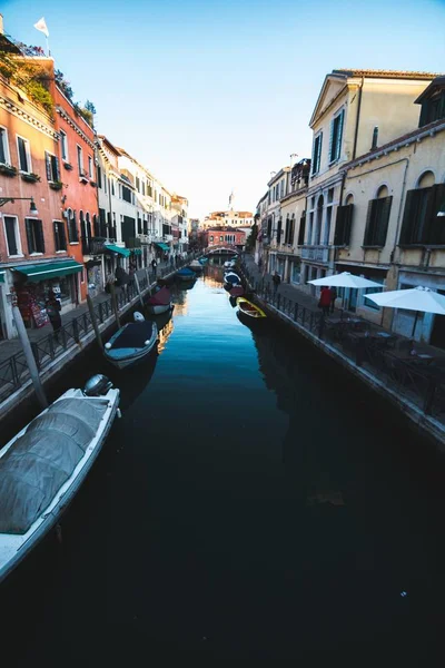 Tiro Vertical Barcos Canal Meio Edifícios Itália — Fotografia de Stock