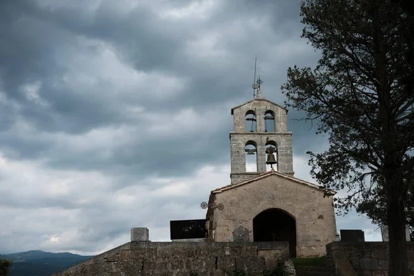 Dramático cementerio de mal humor antes de la tormenta, en Europa, croacia —  Fotos de Stock
